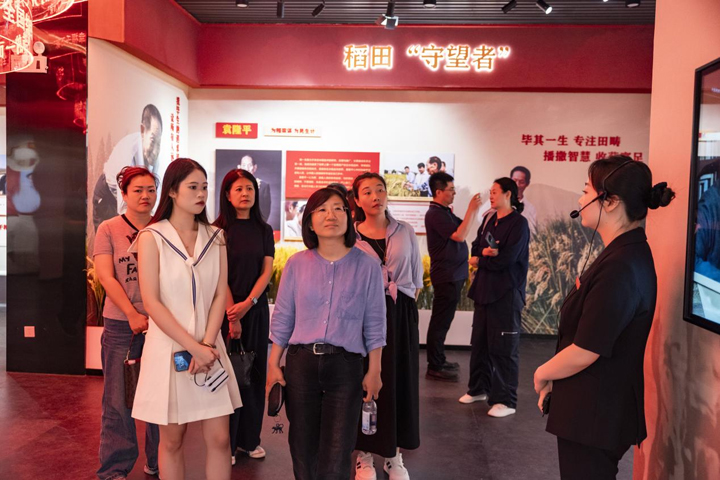 弘扬劳模精神 凝聚奋进力量 ——莲湖区政协工青妇无党派联合界别委员工作室参观西安市劳模精神展示馆