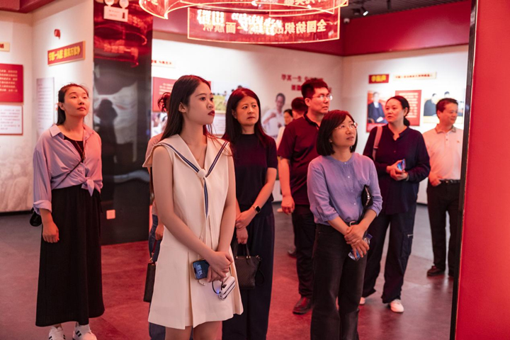 弘扬劳模精神 凝聚奋进力量 ——莲湖区政协工青妇无党派联合界别委员工作室参观西安市劳模精神展示馆