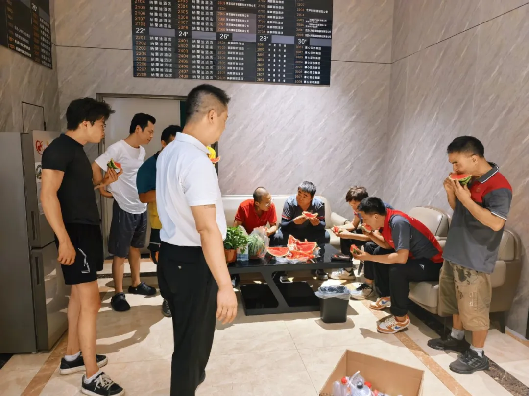 情系一线 清凉相伴|惠心亚态集团慰问新就业群体，以党建引领致敬城市守护者