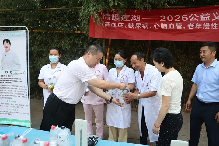 酷暑慰问·关爱同行——惠心亚态集团工会慰问义诊服务队开展夏日送清凉慰问活动，情暖社区义诊一线